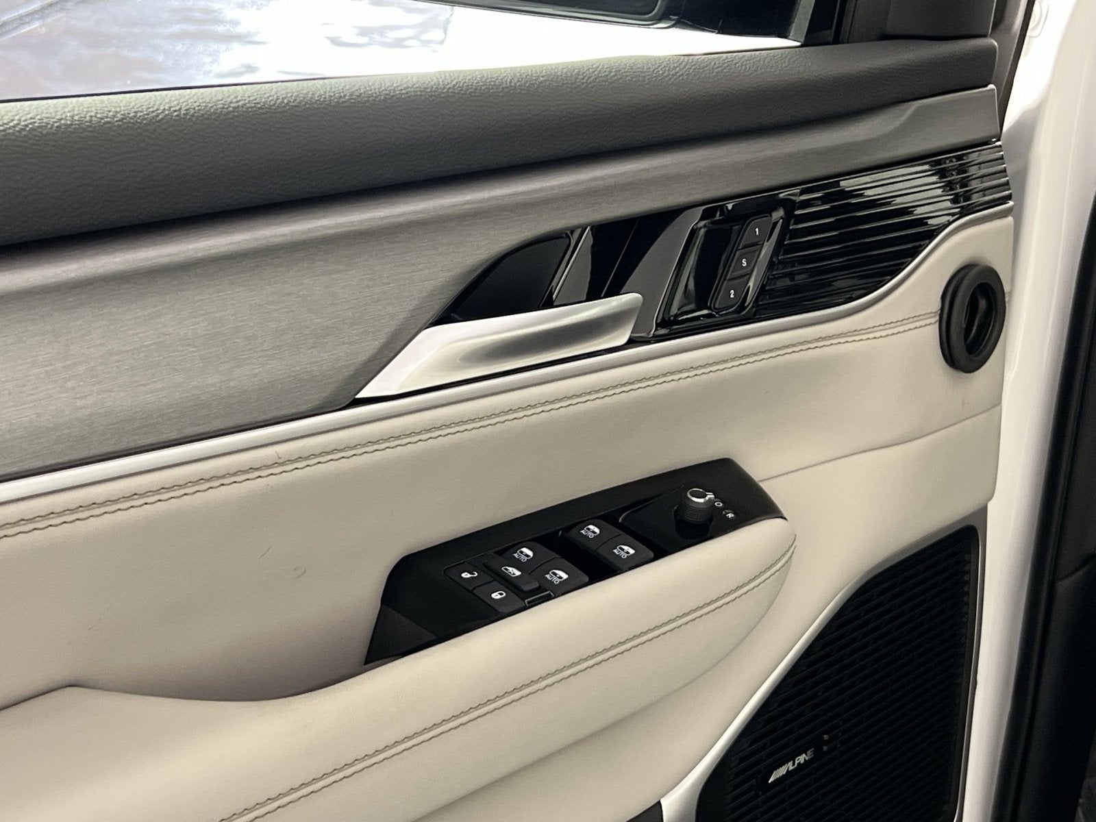 2025 Jeep Wagoneer Base