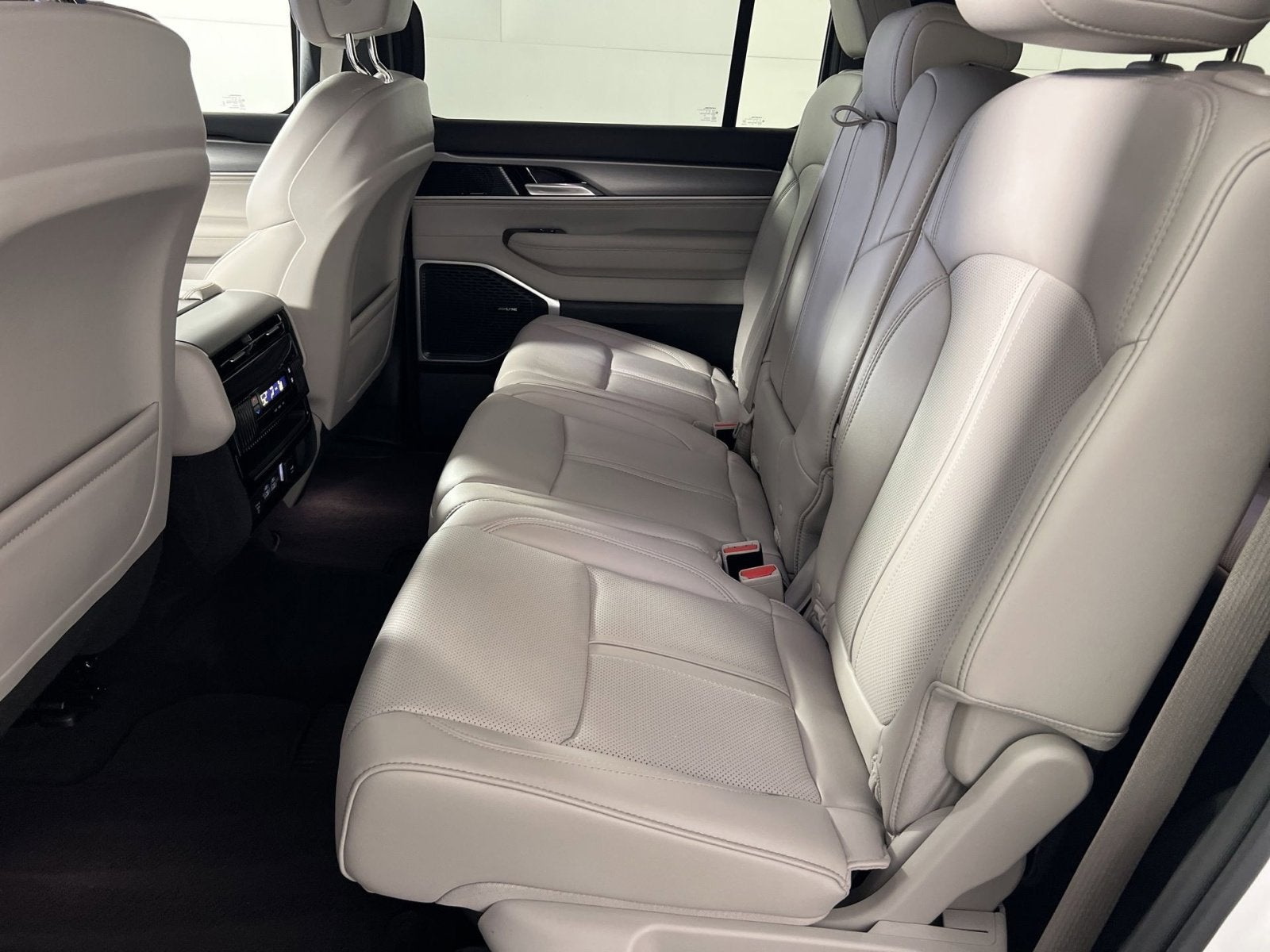2025 Jeep Wagoneer Base