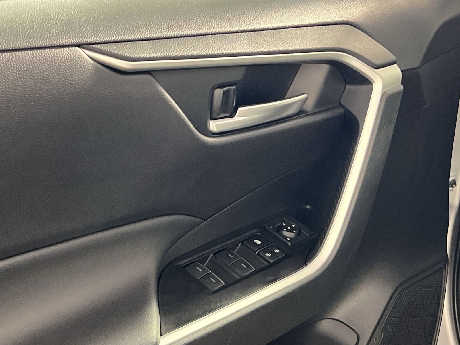 2023 Toyota RAV4 SE - Photo 16
