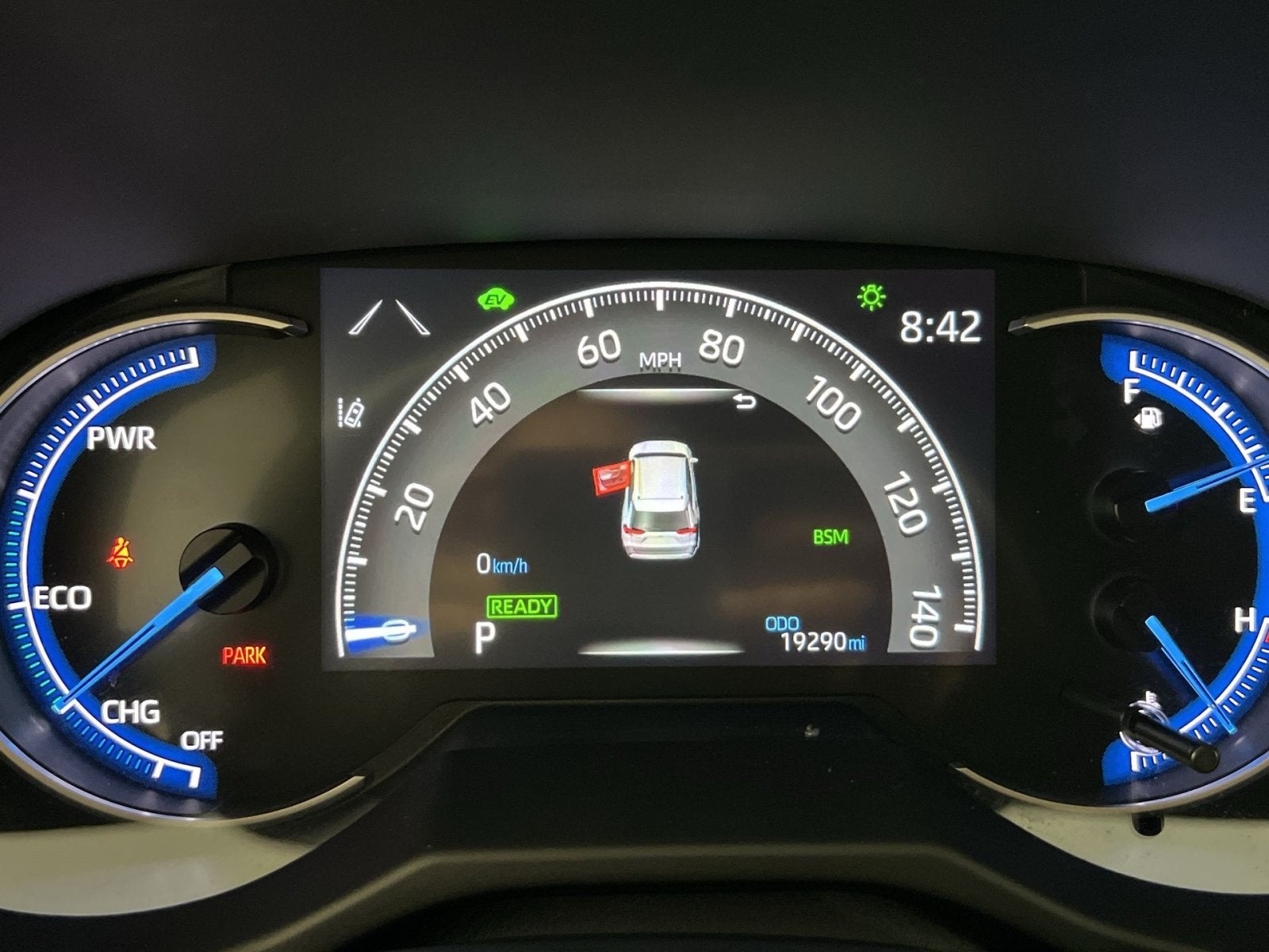 2023 Toyota RAV4 SE - Photo 18