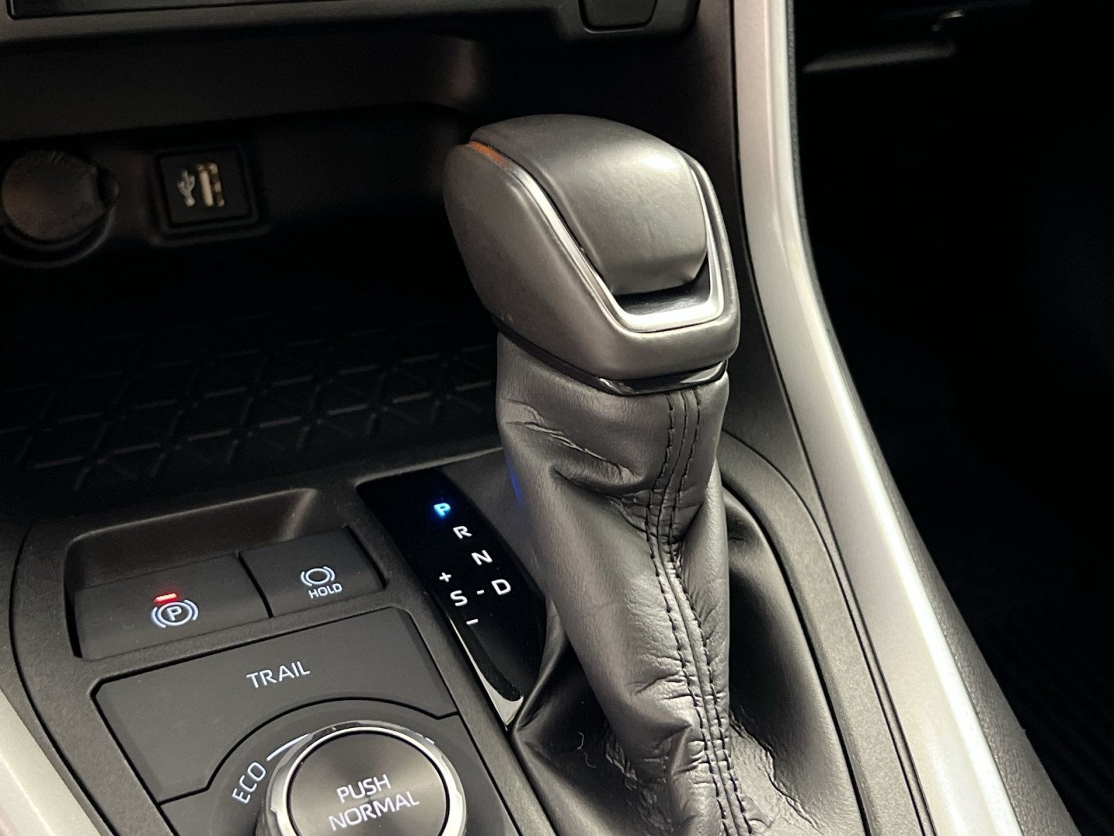 2023 Toyota RAV4 SE - Photo 23