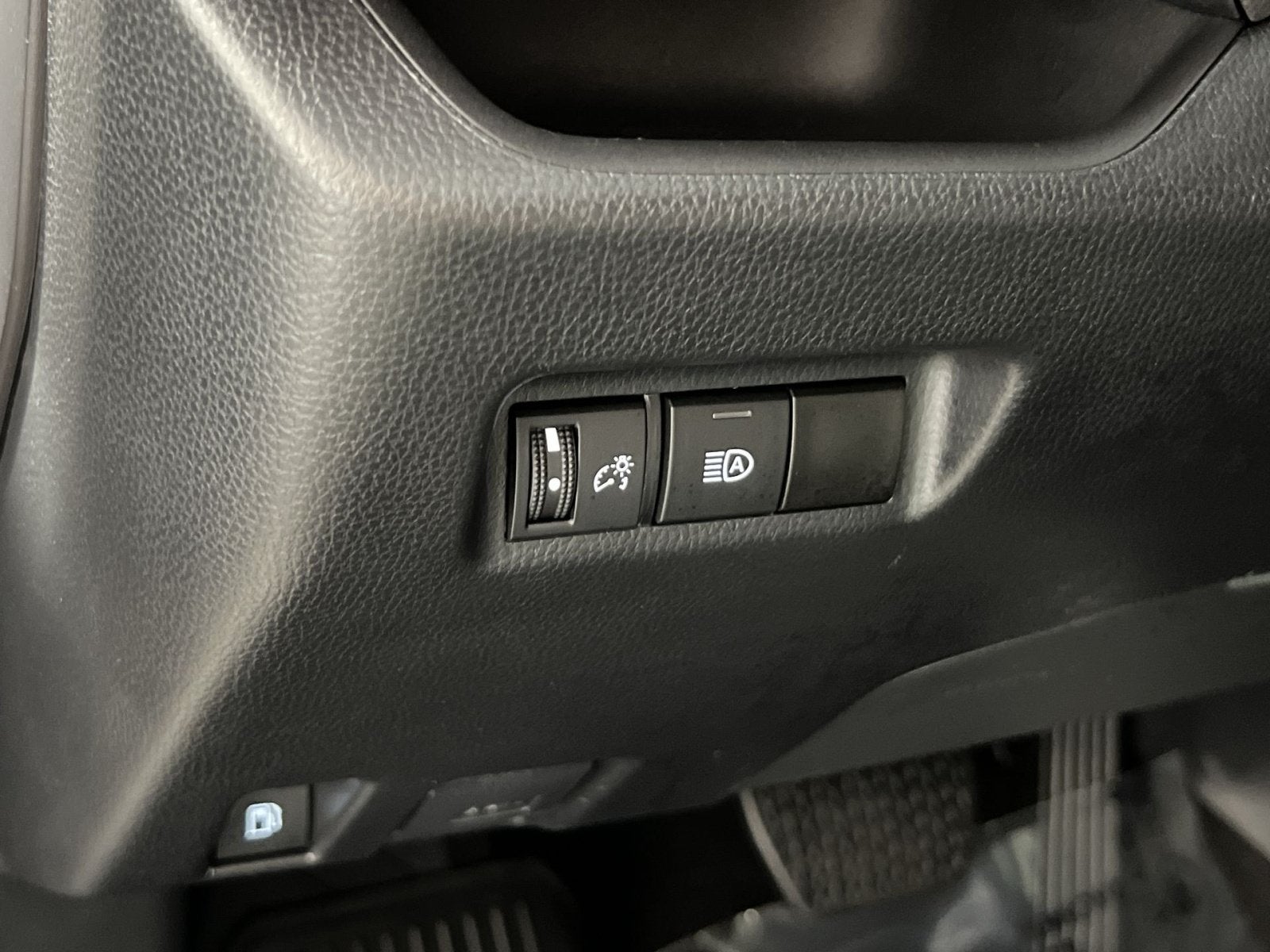 2023 Toyota RAV4 SE - Photo 32