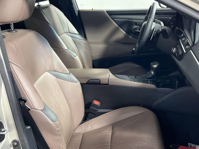 2022 Lexus ES 300h Luxury