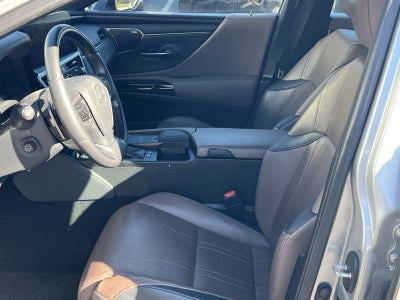 2022 Lexus ES 300h Luxury