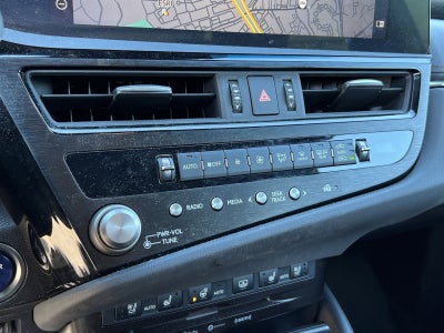 2022 Lexus ES 300h Luxury