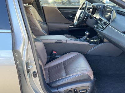 2022 Lexus ES 300h Luxury