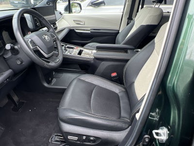 2025 Toyota Sienna Platinum