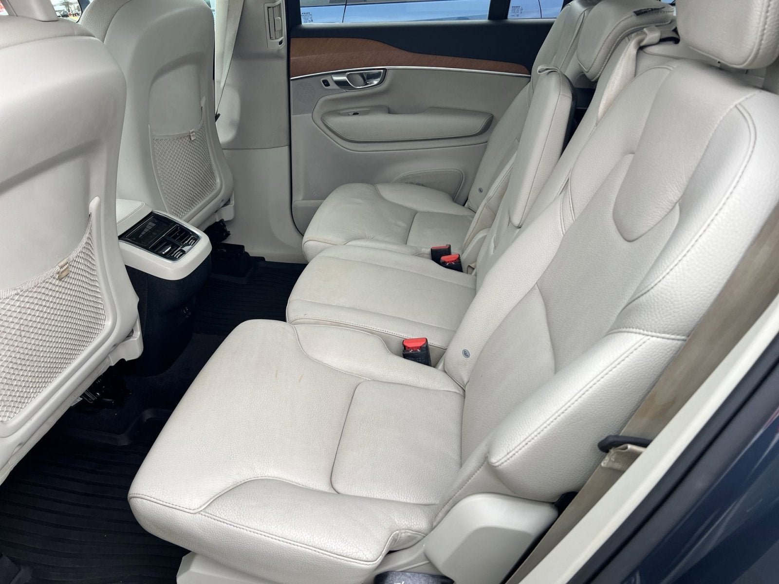 2022 Volvo XC90 T6 Momentum