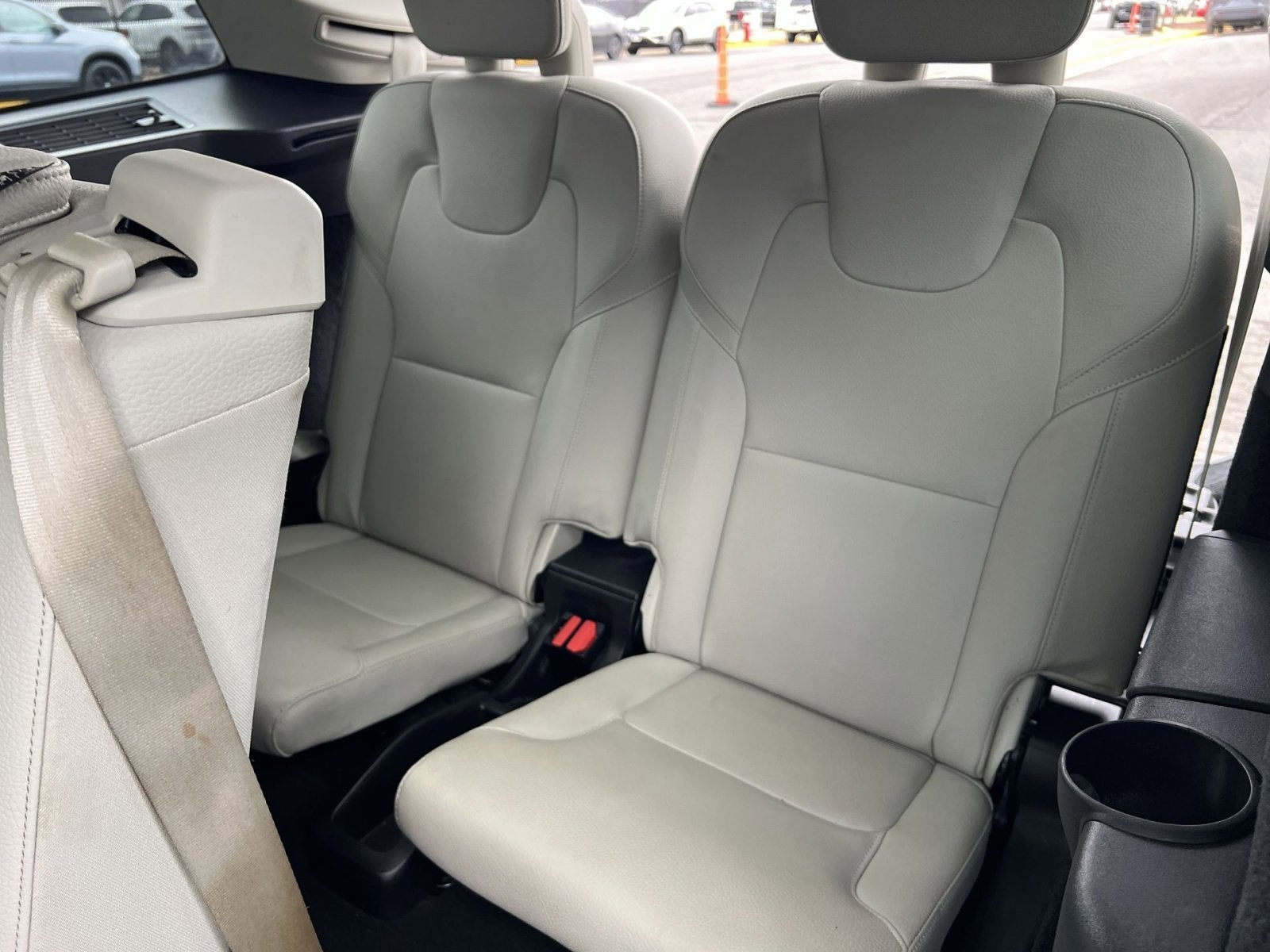 2022 Volvo XC90 T6 Momentum