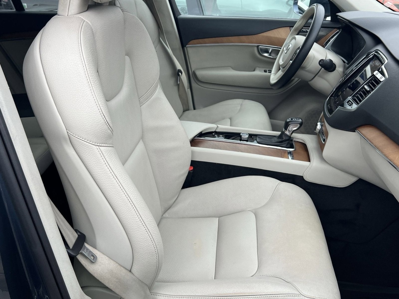 2022 Volvo XC90 T6 Momentum