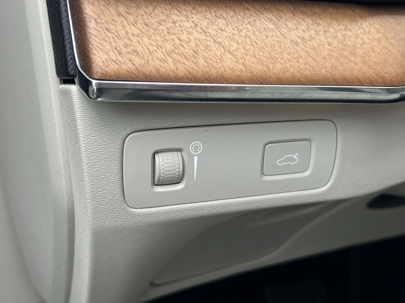 2022 Volvo XC90 T6 Momentum