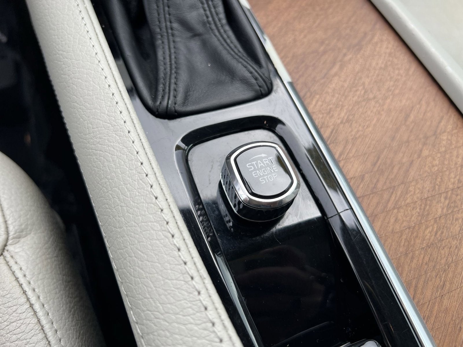 2022 Volvo XC90 T6 Momentum