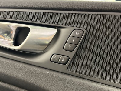 2022 Volvo XC60 B5 Momentum