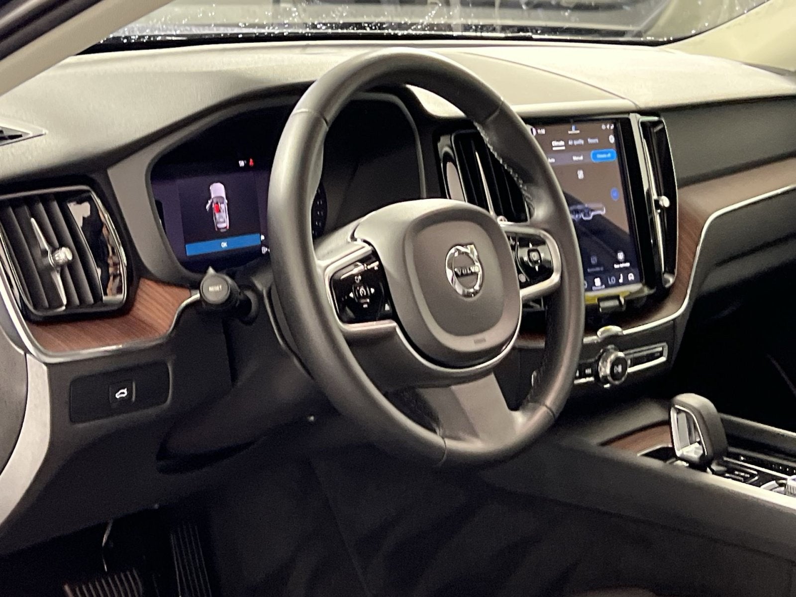 2024 Volvo XC60 B5 Plus Dark Theme