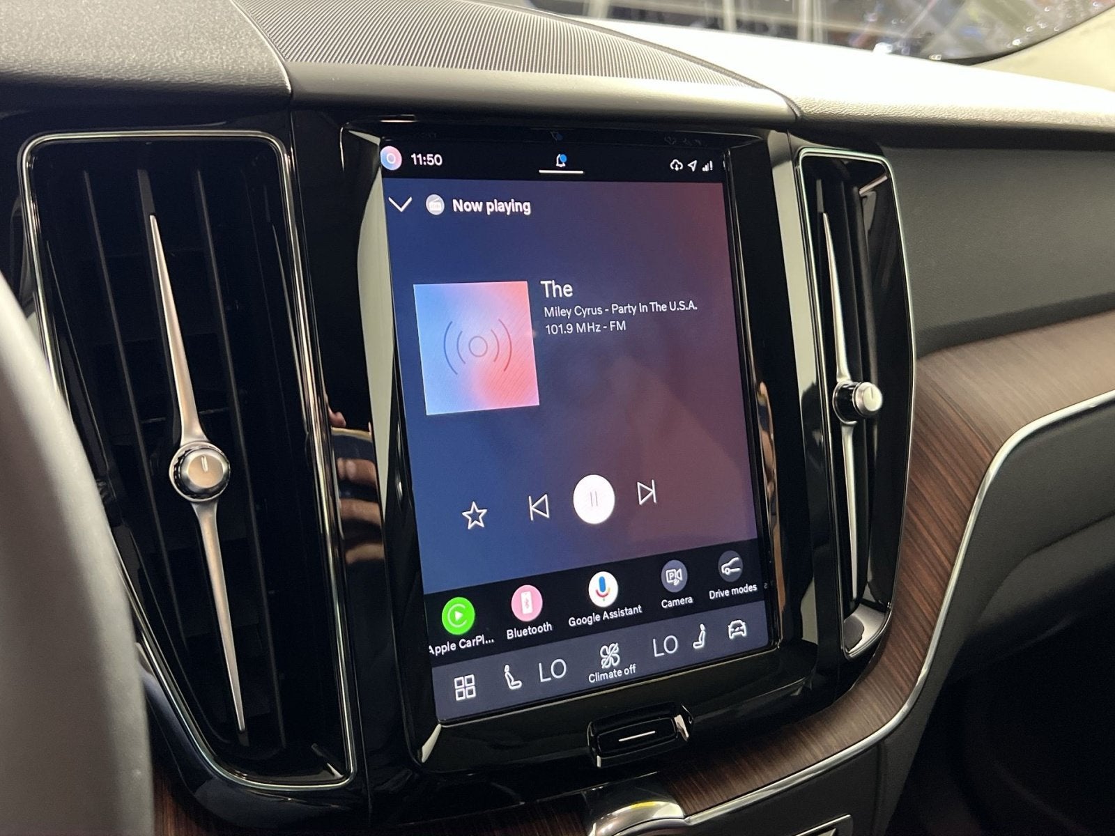 2024 Volvo XC60 B5 Plus Dark Theme